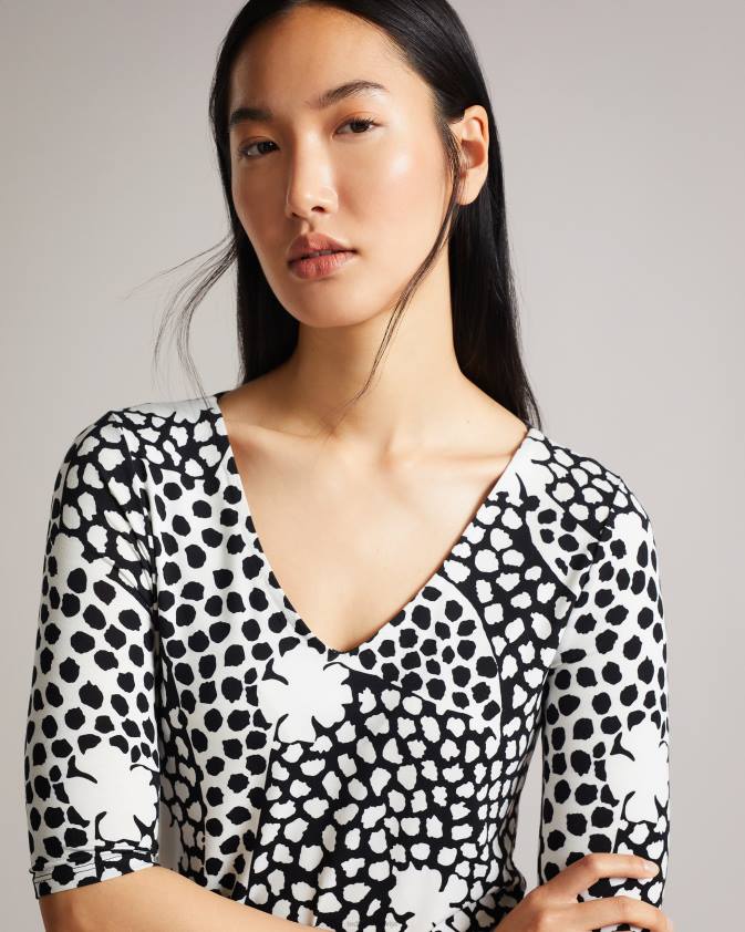 apģērbs Ted Baker Lucyz T-krekls ar v veida izgriezumu melns sievietes 26TV489