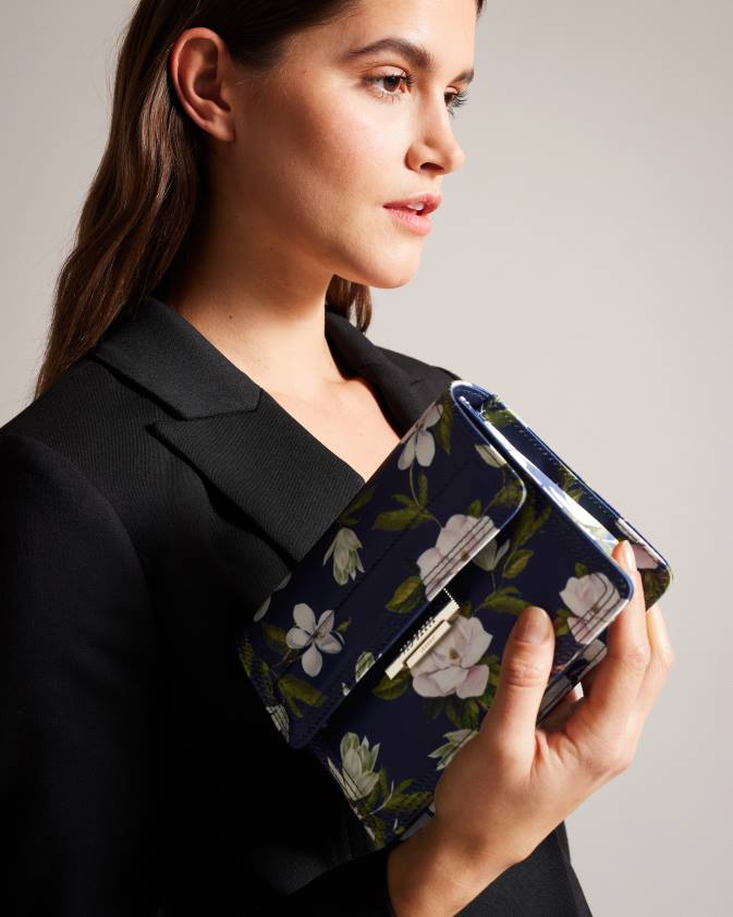 somas Ted Baker jenia ziedu apdruka satīna crossbody soma tumši zils sievietes 26TV751